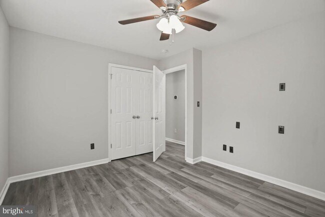 Building Photo - 283 Shorewood Dr