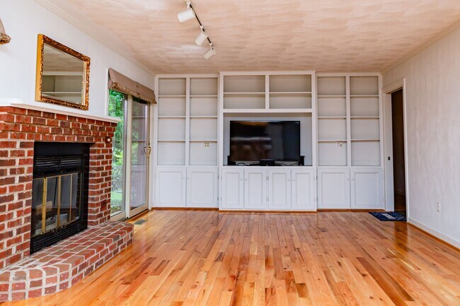 Building Photo - New Listing!
