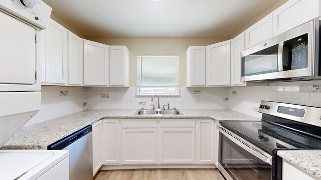 Building Photo - $895 + 2 WEEKS FREE!!!