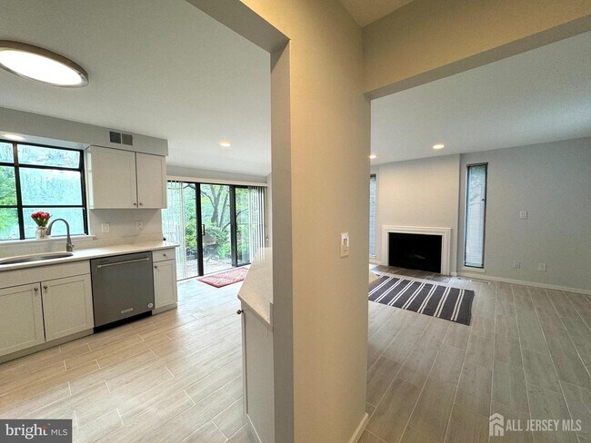 Building Photo - 104 Sayre Dr