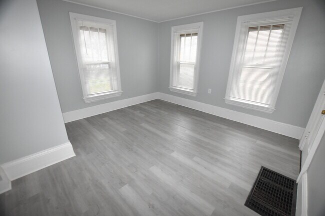 Building Photo - 426 N Lake St