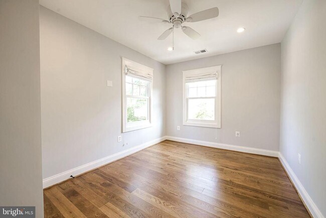 Building Photo - 2314 N Kenmore St