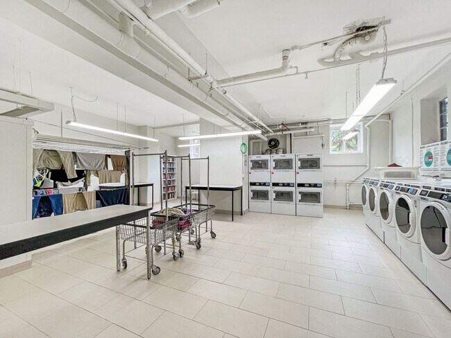 Building Photo - Beautiful 3 bed 3 bath Apartment designed by Lead Architect Steward Wagner and Alfred Fellheimer ...