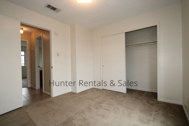 Building Photo - Too Cute!