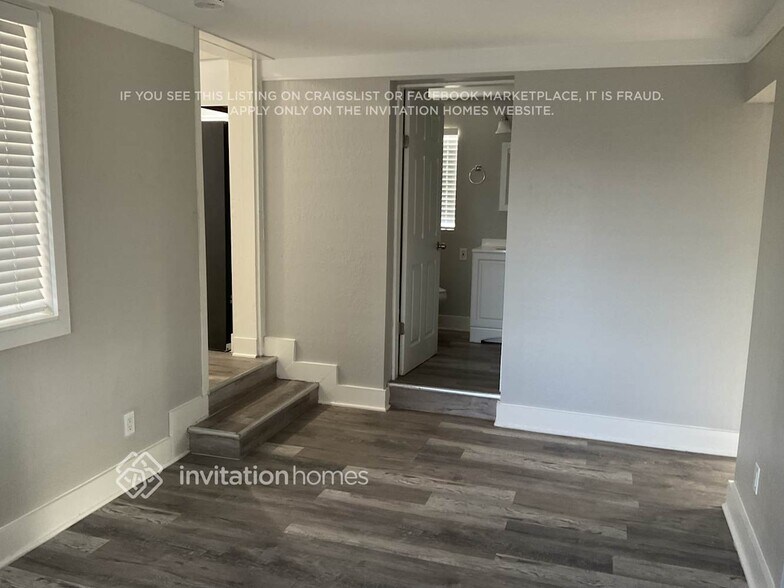 Building Photo - 450 Iris Rd