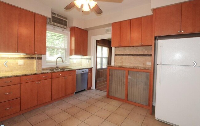 Building Photo - 916 Pleasant St