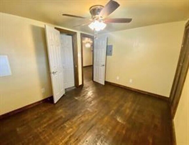 Building Photo - 625 Redbud Ln