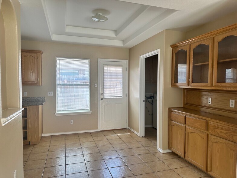 built in shelves and drawers - 2117 W Western Dr