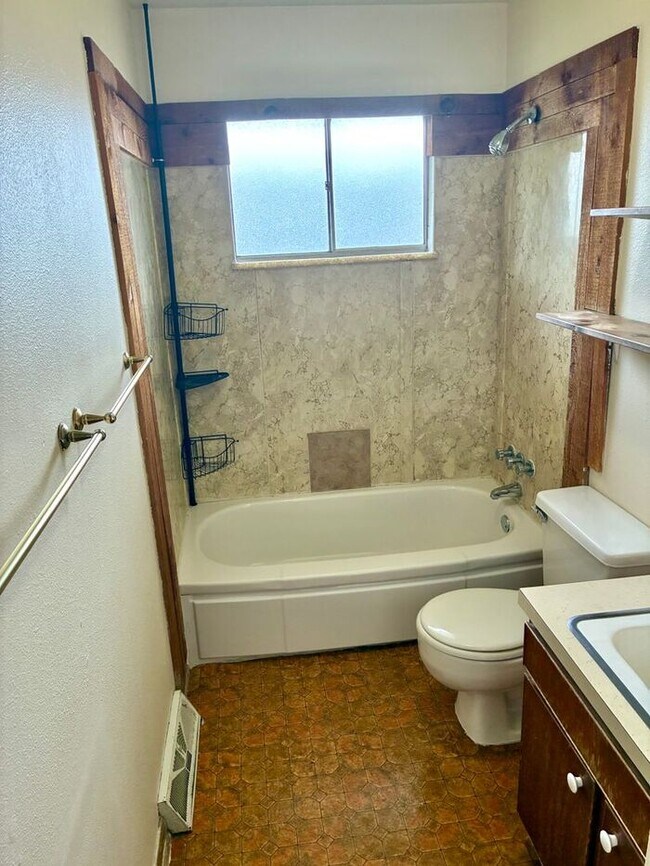 Building Photo - Upper Level 2 Bedroom 1 Bath Duplex Unit in Central Loveland, CO