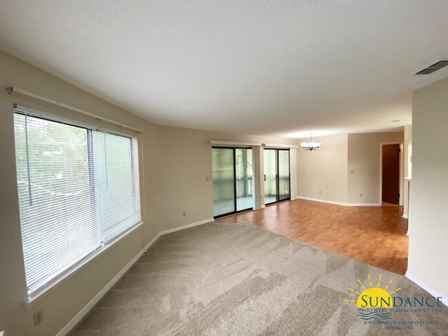 Building Photo - Great 1 Bedroom 1 Bathroom Condo in Bluewa...