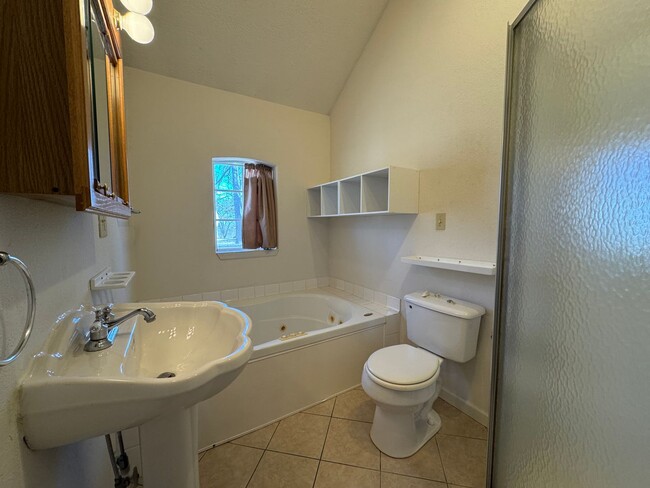 Building Photo - Quaint Three Bedroom Home with Jacuzzi Tub!