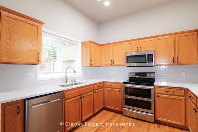 Building Photo - Well Maintained 1st Time Rental 4bed 3bath 2 Car 2076sf New Paint. Huge Fenced Backyard A/C