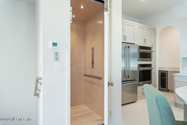 Building Photo - 114 12th Ave S