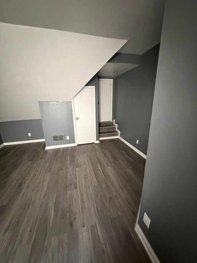 Building Photo - Large 5BR/2Ba House- Close to U of L Leasing Special- sign lease by 6/15/2026 and second month is...