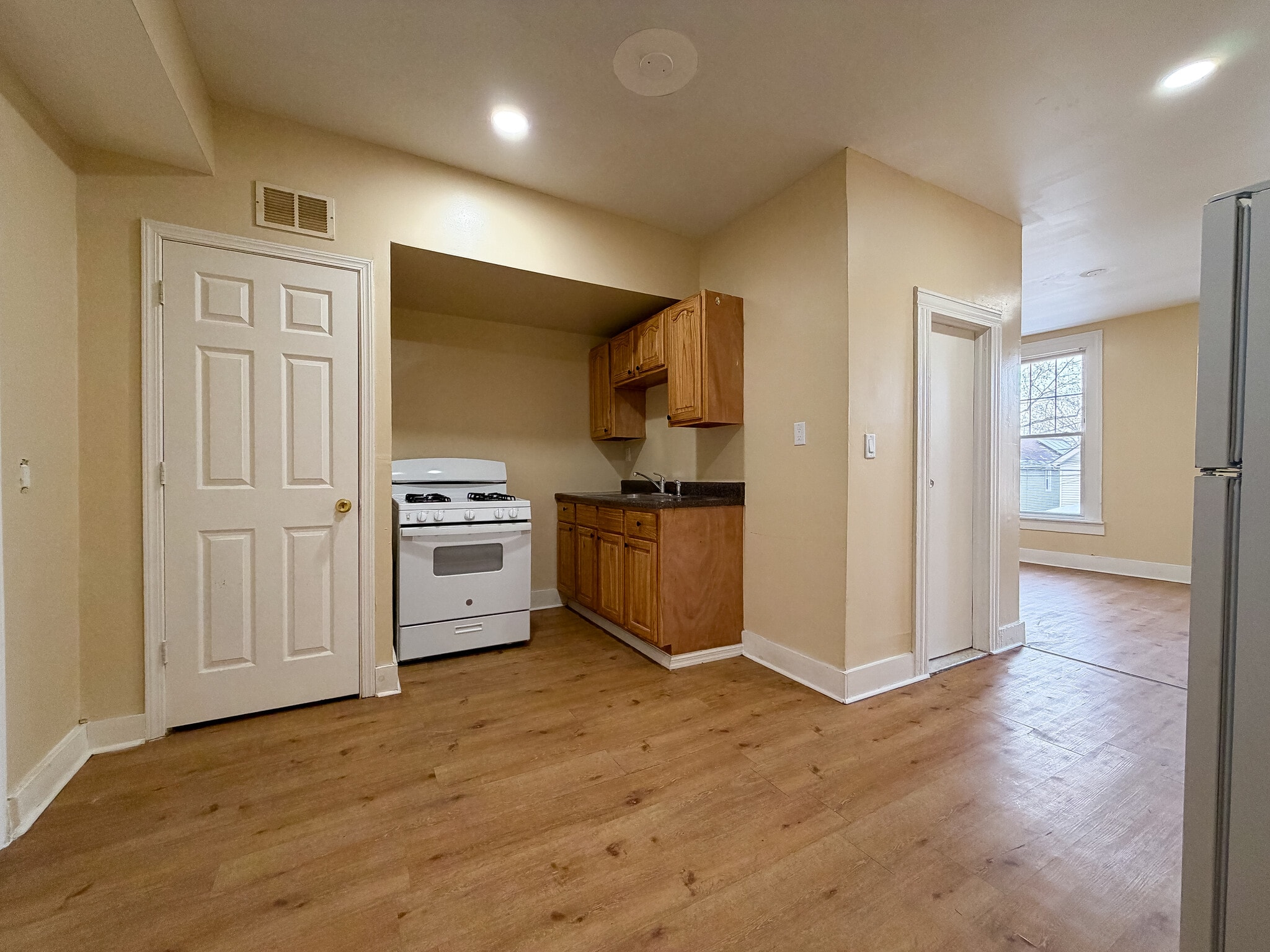 Kitchen - 256 Davenport Ave