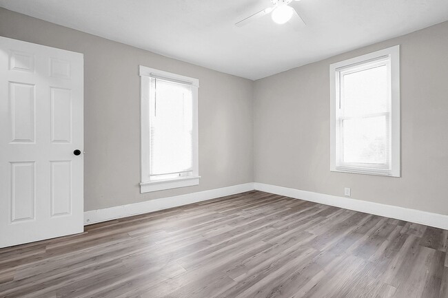 Building Photo - Newly Updated 2 Bedroom Home – Bright, Mod...
