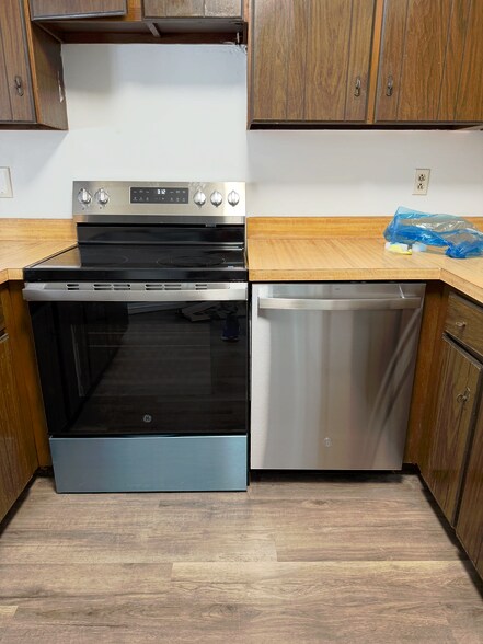 Kitchen stainless steel range and dishwasher - 845 Brian Dr