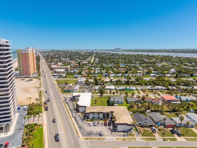 Building Photo - 2/2 Condo In Daytona Beach