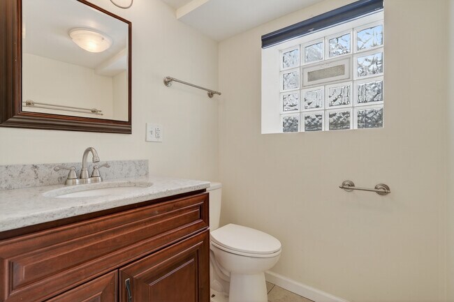 Building Photo - 5101 N Kenton Ave