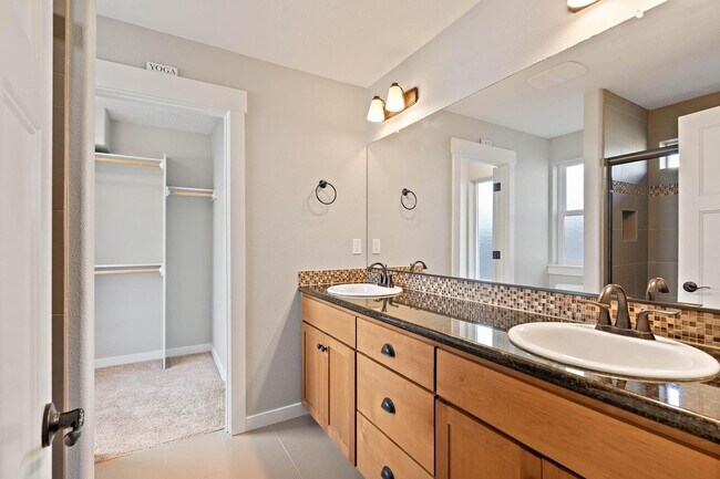 Building Photo - Beautiful 3-bdrm/2.5-bath contemporary craft home w/ lots of character. A/C, fireplace, fenced ba...