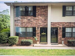 Building Photo - Updated 2BR End-Unit Condo | Pool Community | Minutes to Downtown Gainesville
