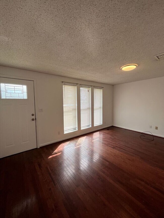 Building Photo - Beautifully renovated 3/1 home with 1,608 ...