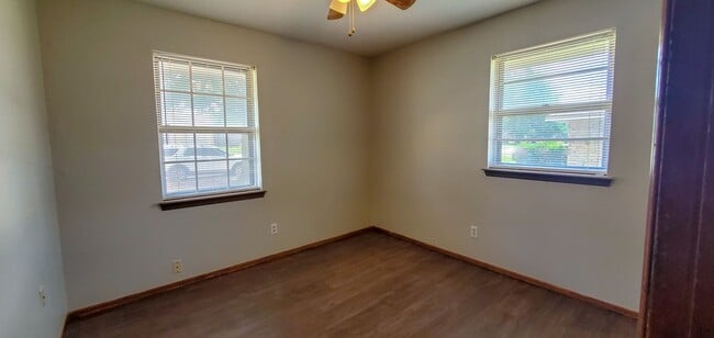 Building Photo - 3 Bedroom 1.5 Bath with Garage