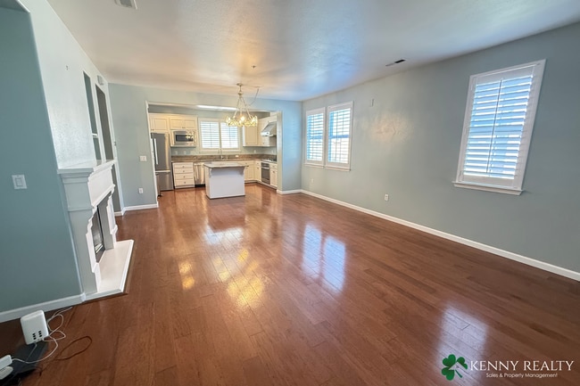 Building Photo - Spacious 3 bedroom, 2.5 Bathroom Condo w/ ...