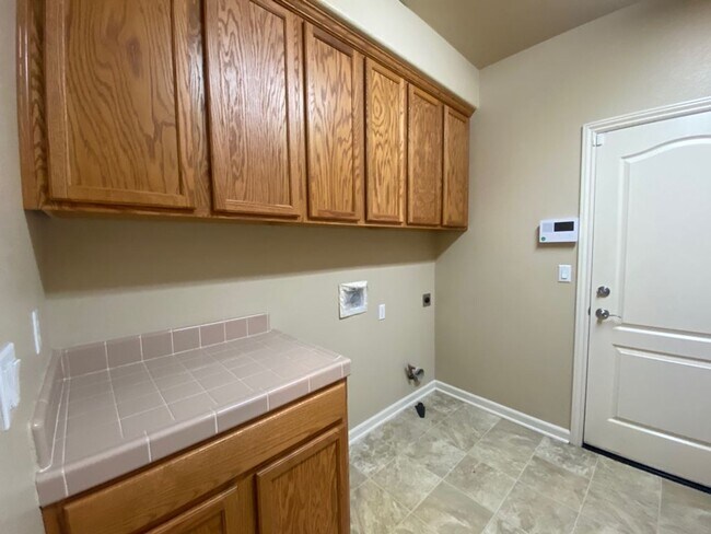Building Photo - EXCEPTIONAL 4 BEDROOMS, 3 BATH, 3 CAR GARA...