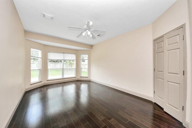 Building Photo - 2030 Winding Hollow Dr