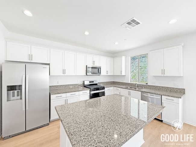 Building Photo - Beautiful 5Bd/2.5Ba Home In Lake Elsinore!