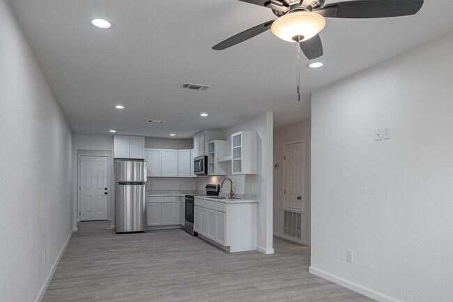 Building Photo - 105 Texas Dr