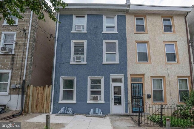 Building Photo - 201 Dupont St