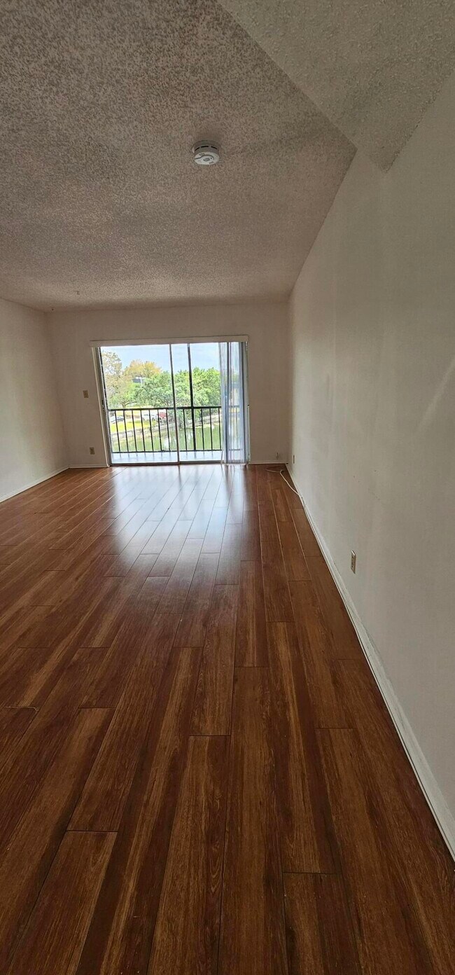 Building Photo - 7910 N Colony Cir