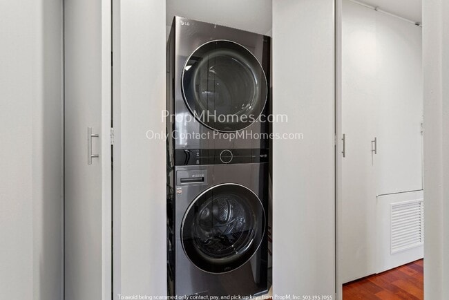 Building Photo - Luxurious Two Bedroom High-Rise Living at the Portland Plaza!