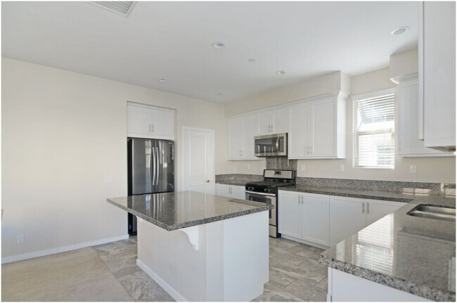 Building Photo - Townhome in Trabuco Canyon!