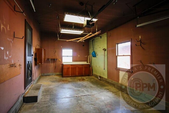 Building Photo - Convenience & Style: Your 3-Bed, 2-Bath Om...