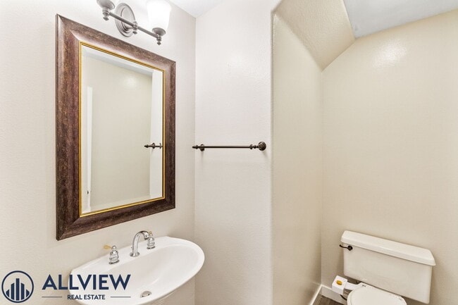 Building Photo - Updated 3 Bed, 2.5 Bath Home Available in ...