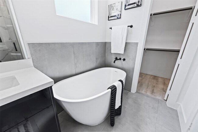 Building Photo - 7212 England St