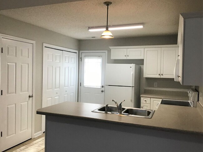 Building Photo - 3 Bedroom Condo off McConnells Hwy!  ***RE...