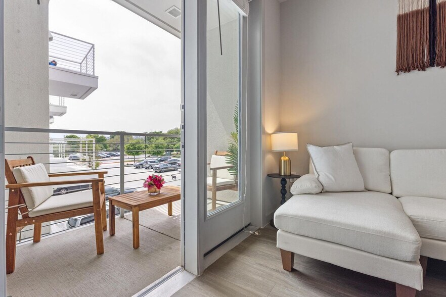 Building Photo - 5820 1/2 Cameron Road-SI FL2-ID1303392P