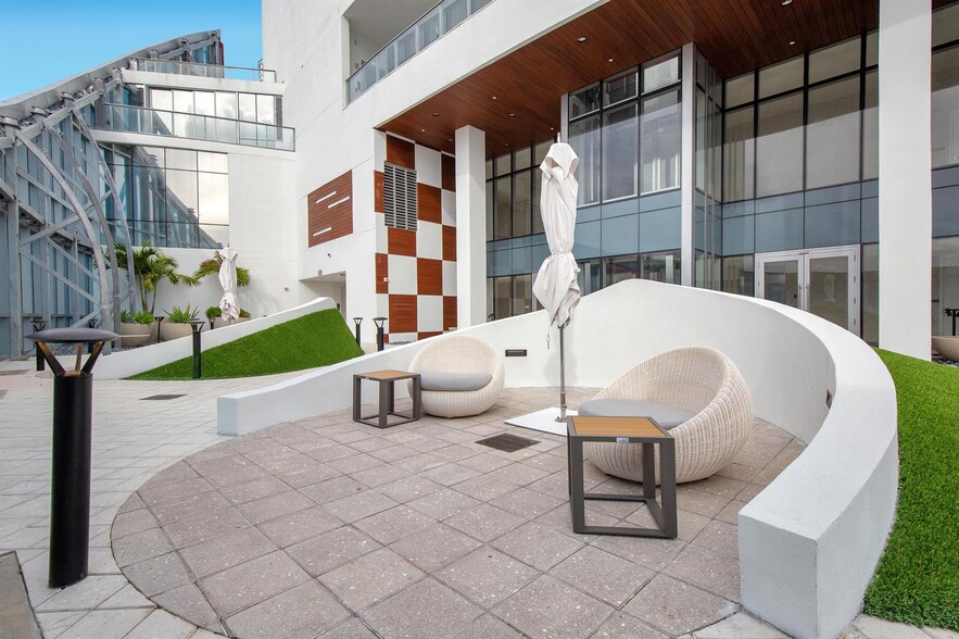 Building Photo - 851 NE 1st Ave