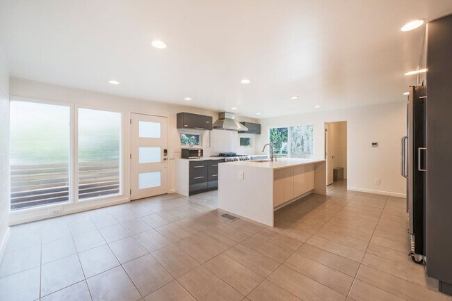 Building Photo - Private and Comfy Manhattan Beach Home