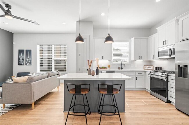 Building Photo - 5214 Pine Tree Dr