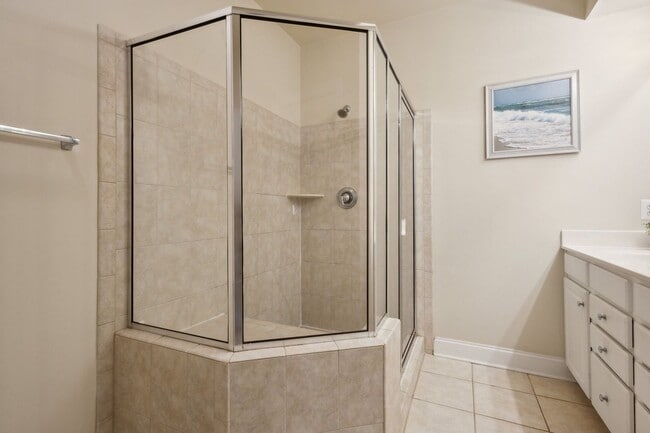 Building Photo - Stunning 2 bed 2.5 bath 2-story condo/townhome