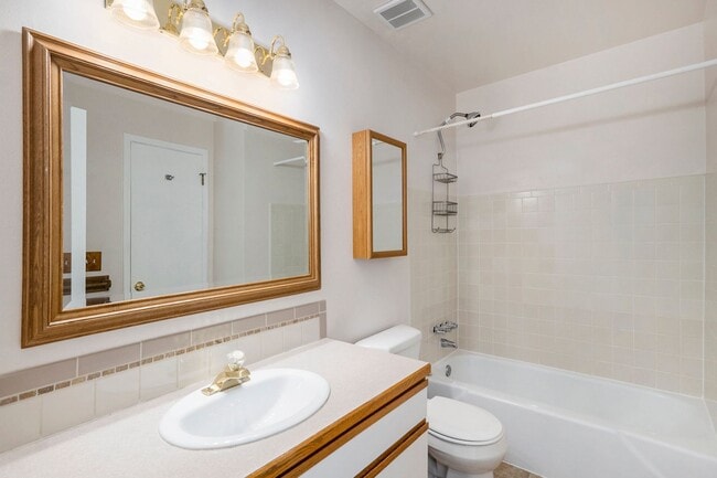 Building Photo - Spacious 2 bedroom home in the heart of Ha...
