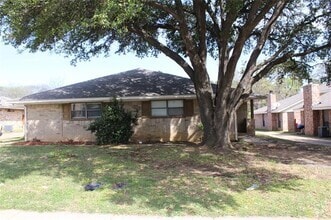 Building Photo - 927 Bluebird Dr