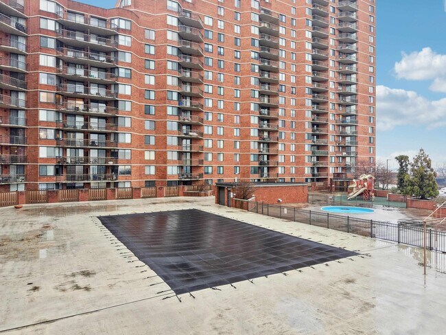 Building Photo - 530 Harmon Cove Tower