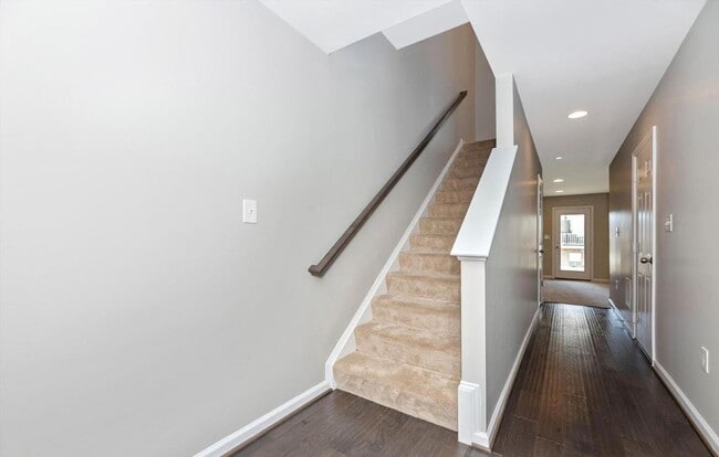 Building Photo - 3 level townhouse (newer construction) in Jefferson Place Community available early May!