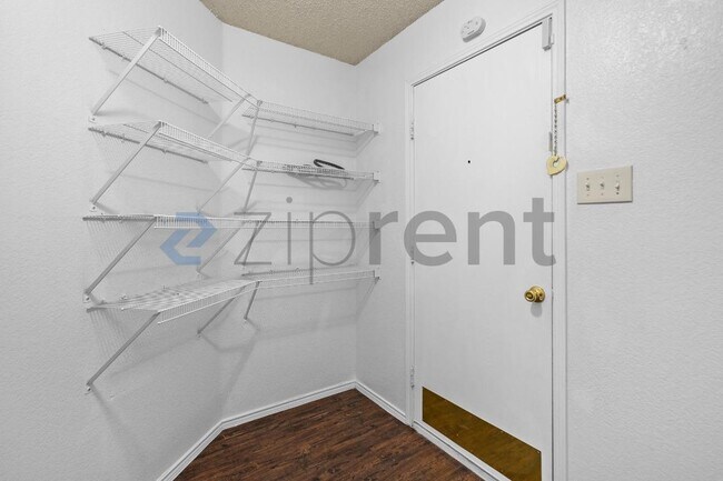 Building Photo - 1836 Vineridge Ln